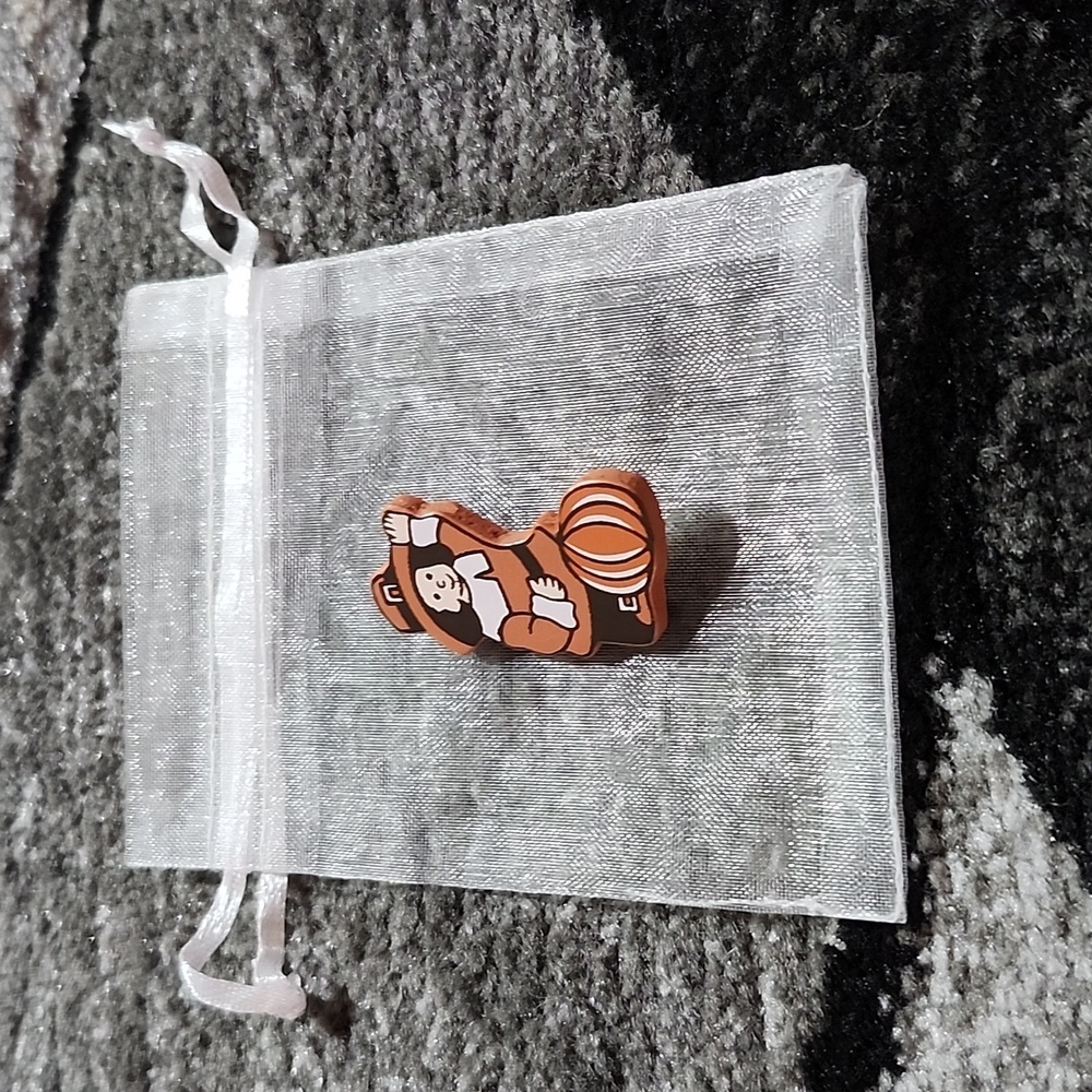 VINTAGE THANKSGIVING PILGRIM WOOD PIN BROOCH WOOD FALL AUTUMN